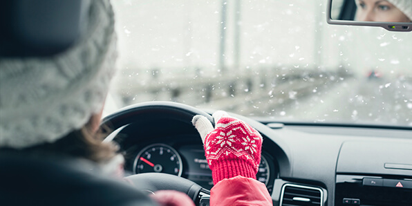 Casey's team member putting pizza and groceries in trunk