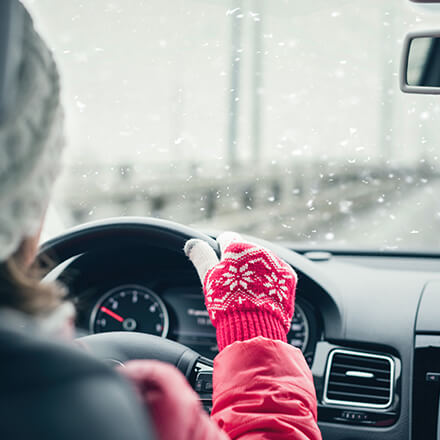 Casey's team member putting pizza and groceries in trunk